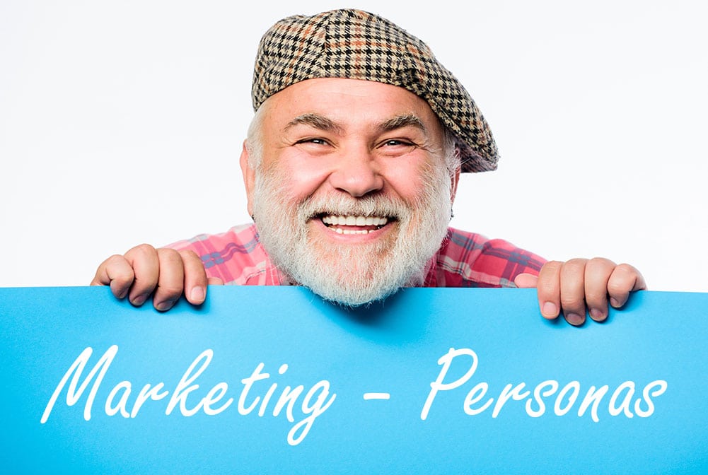 Blog - Marketing-Personas - Titlebild - Mann mit blauem Schild